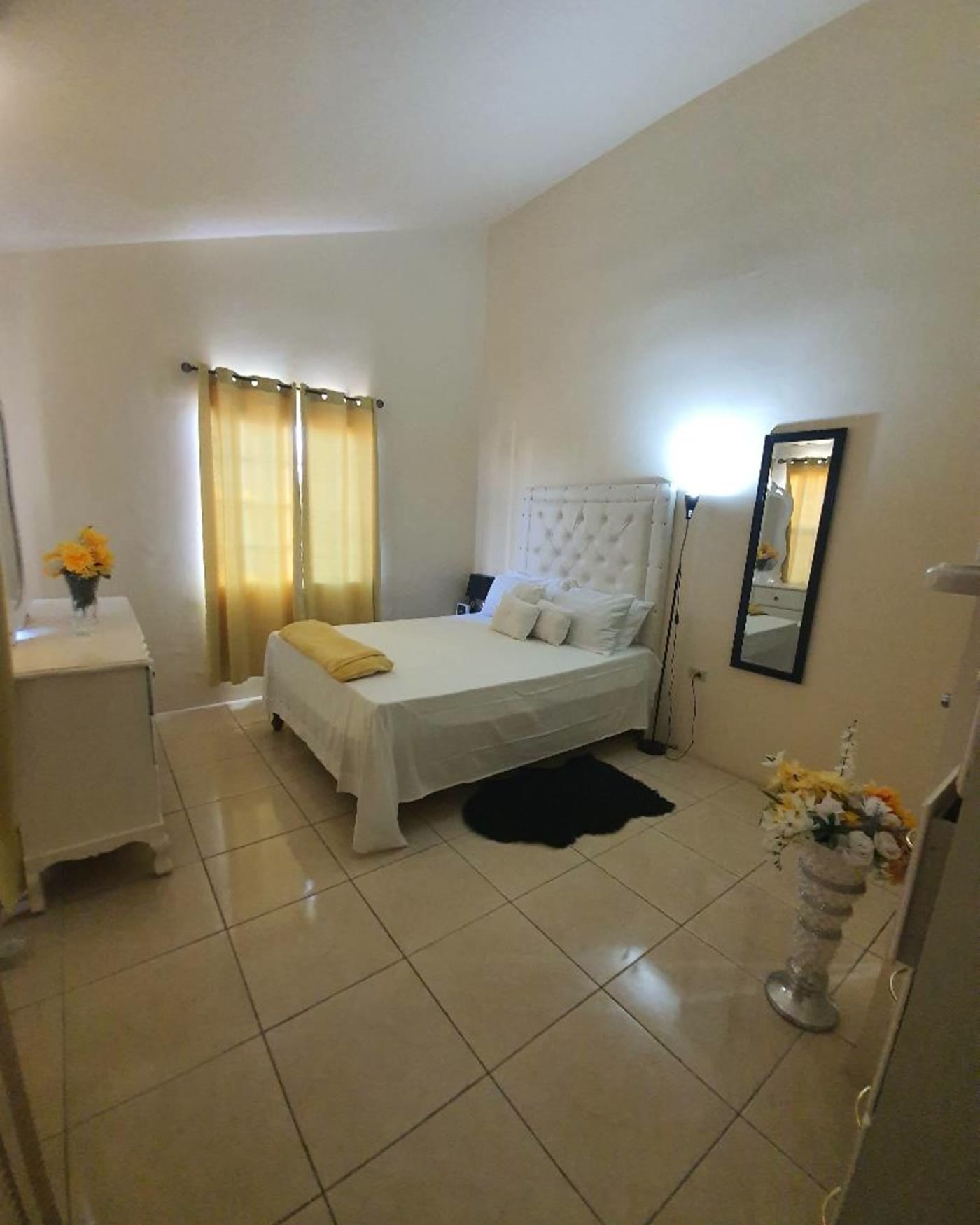 Phoenix Park — The bedroom — one queen