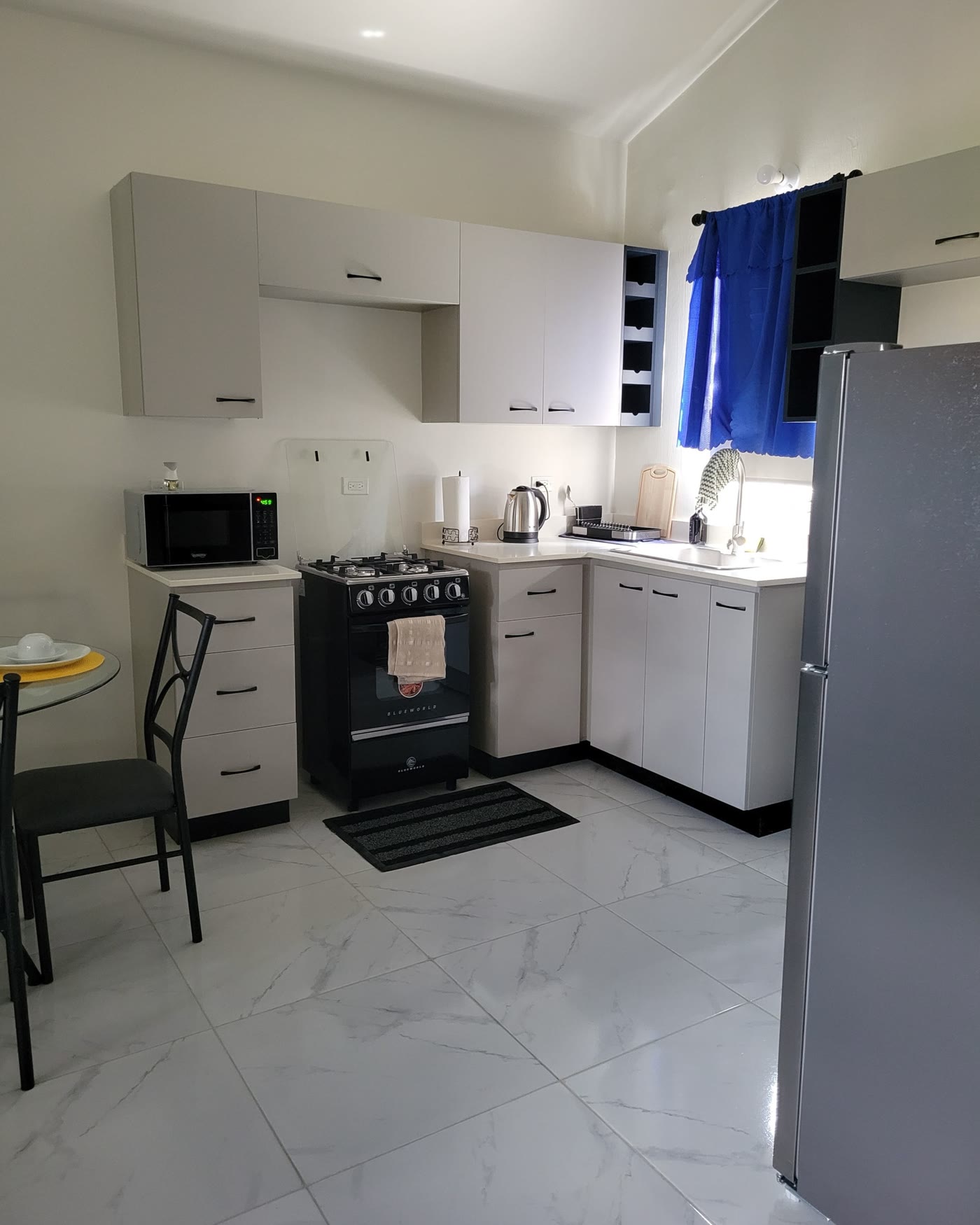 Phoenix Park II — Kitchen, with a gas stove